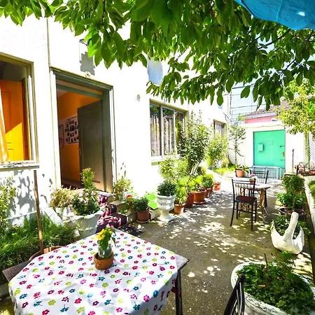 Lovely W/ Ac + Bath. + Kitchen + Parking And Garden *