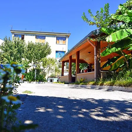 Lovely W/ Ac + Bath. + Kitchen + Parking And Garden *