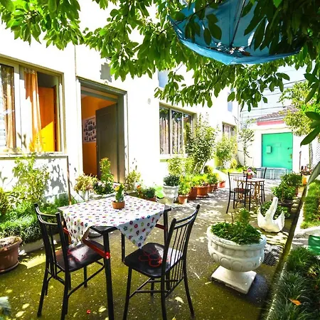 Lovely W/ Ac + Bath. + Kitchen + Parking And Garden Apartment Shkoder