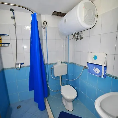 Lovely W/ Ac + Bath. + Kitchen + Parking And Garden Appartement *