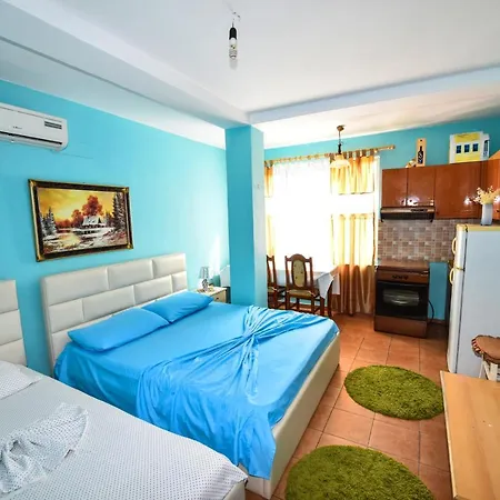 Lovely W/ Ac + Bath. + Kitchen + Parking And Garden *
